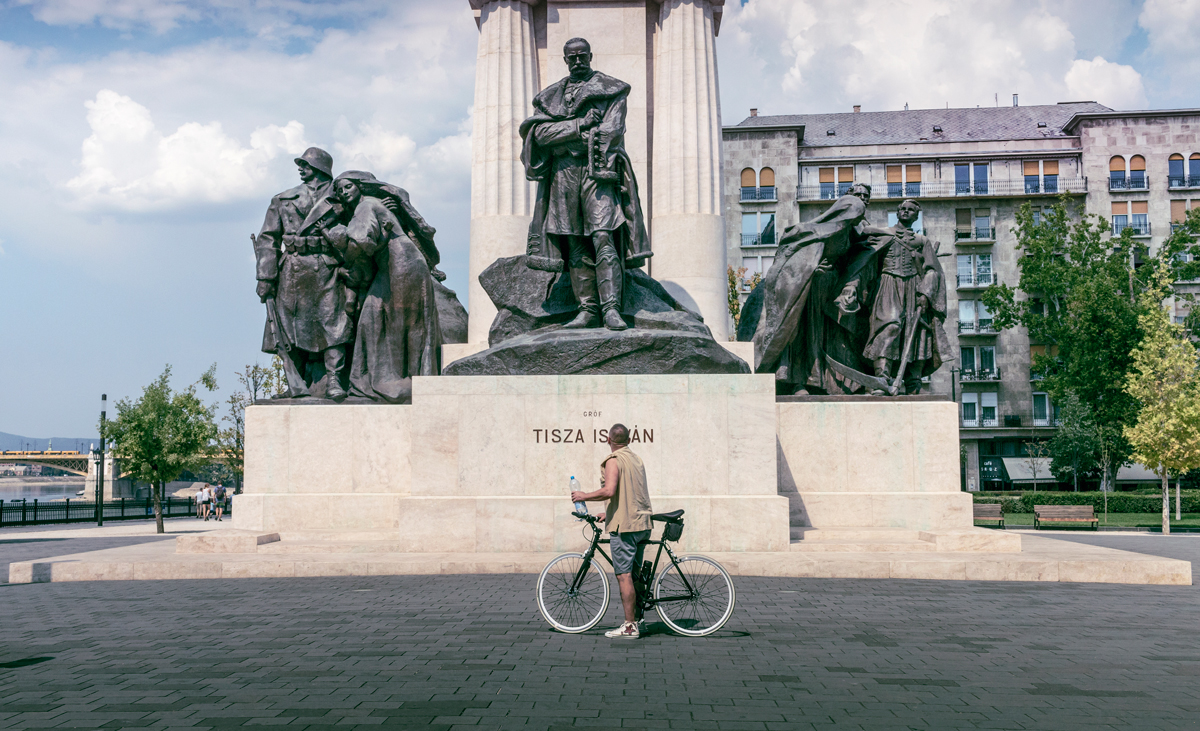 Cyclist_in_Budapest.jpg